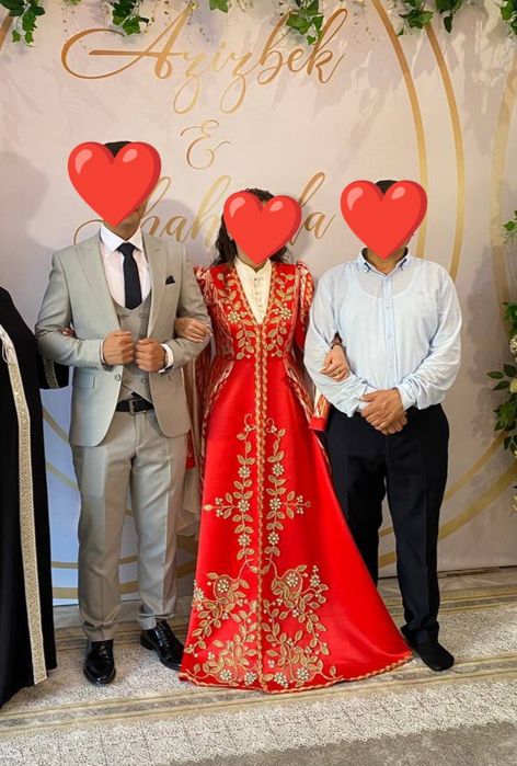 Продается 3 ансамбля и одно базовое платье