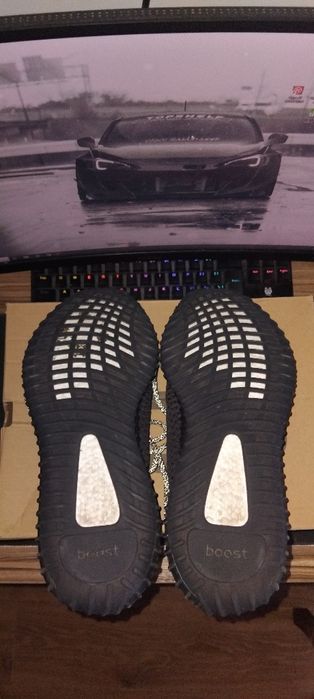 Продавам обувки YEEZY BOOST 350 V2!