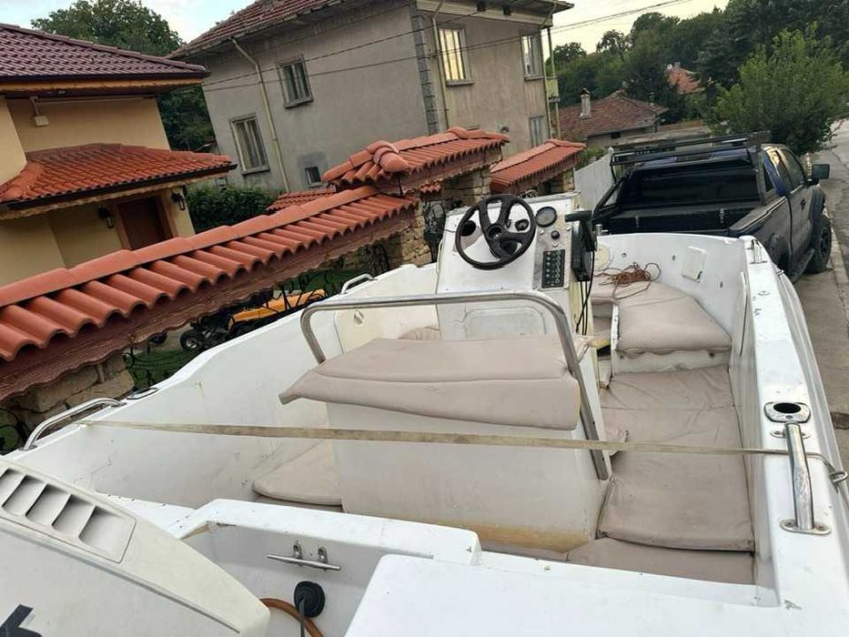 лодка 5.10м с колесар и двигател johnson ocean runner 175к.с v6 2t