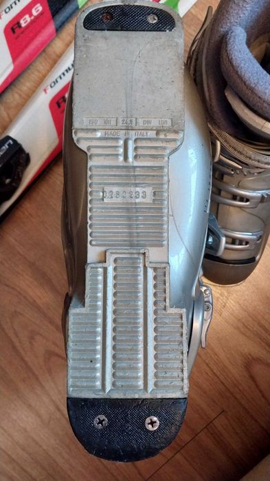 Продам комплект лыж и ботинок