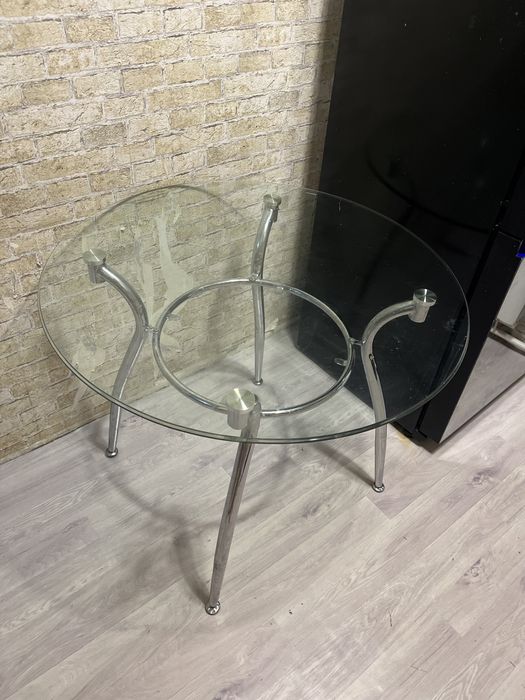 Кухонный стол . 10.000 тг