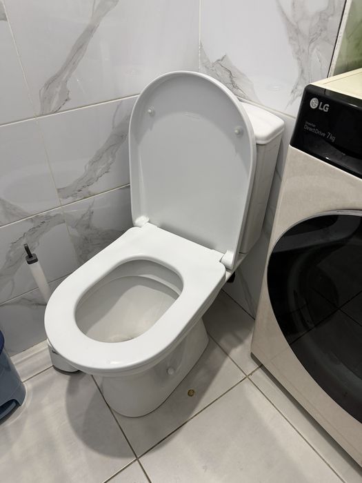 Продается унитаз и раковина с полками