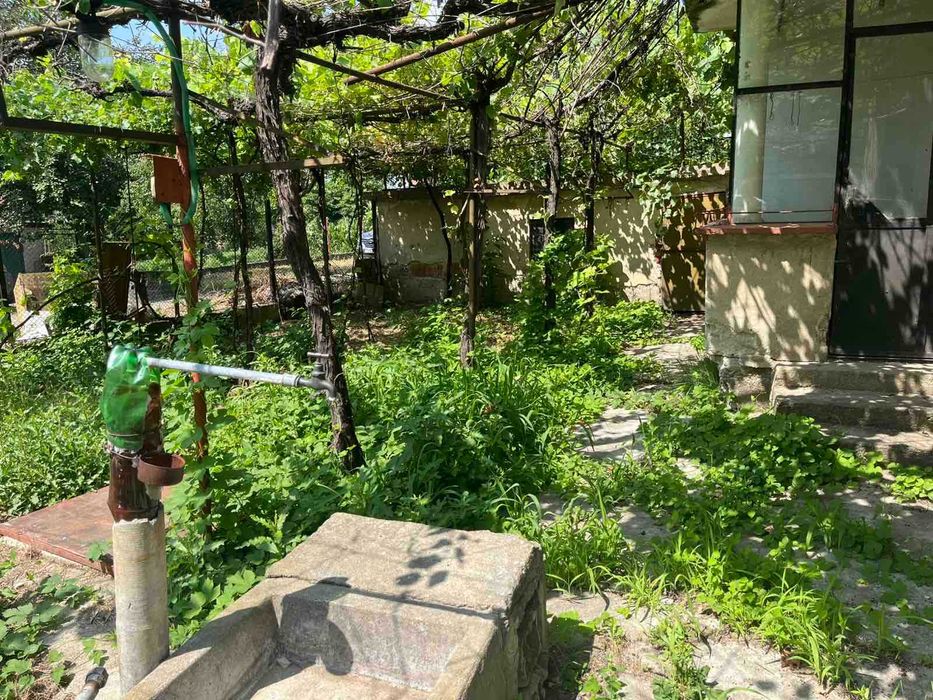 Къща с двор, сонда и стопански постройки в гр. Крън