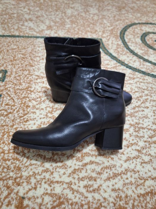 Vând  botine din piele