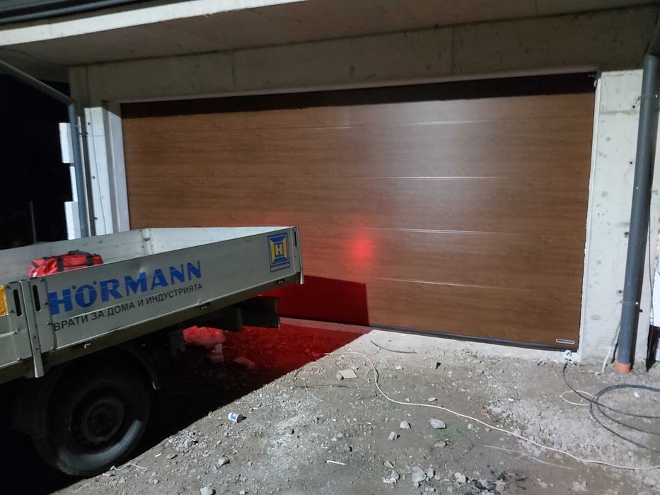 Немски гаражни секционни врати Хьорман модел Planar 2500x2000
