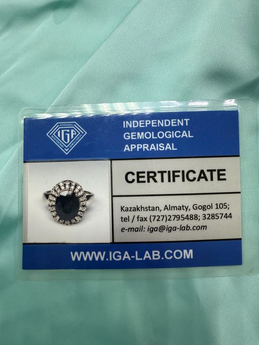 Золотое кольцо с бриллиантами и сапфиром