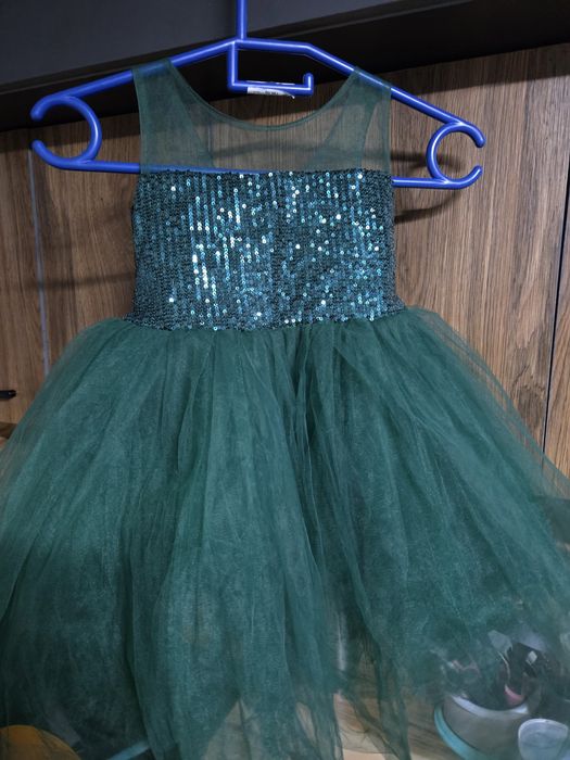 Продам платья костюмы