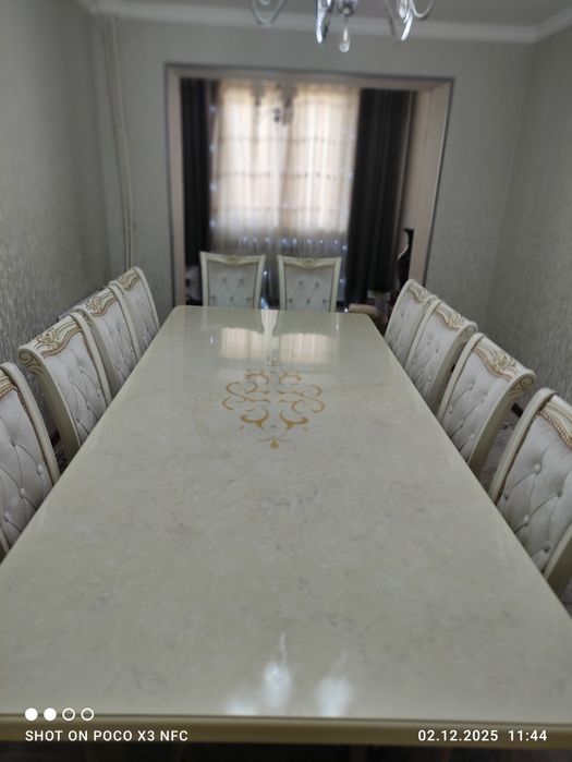 Продаётся стол с 12 стульями.  
Состояние отличное. Подойдёт для гости