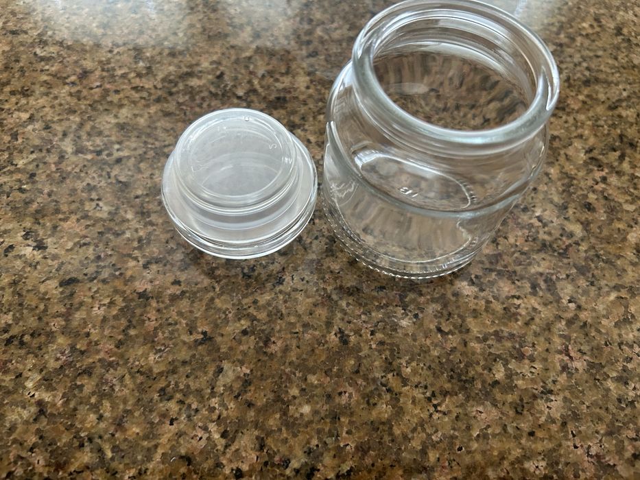 Чисто нови стъклени бурканчета