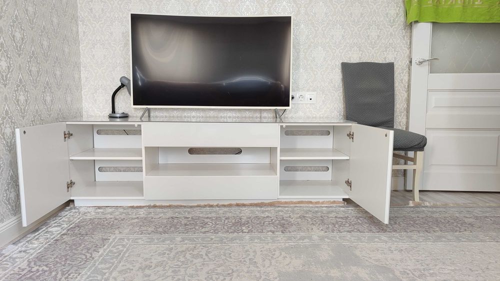 Продаю срочно тумбу под ТВ