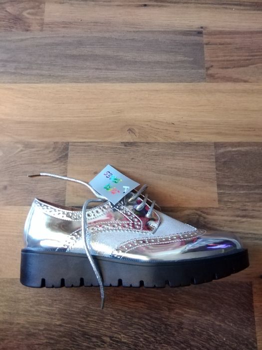 Продавам чисто нови обувки