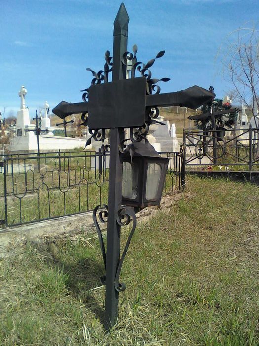 Cruci/Cruce Metalica/Fier pt Mormant/Cimitir/Loc Veci (cu FELINAR) NOI