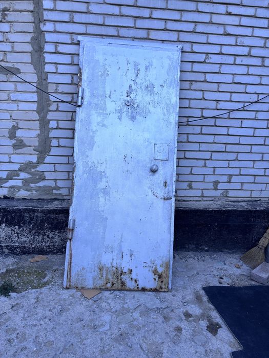 Продам железную дверь