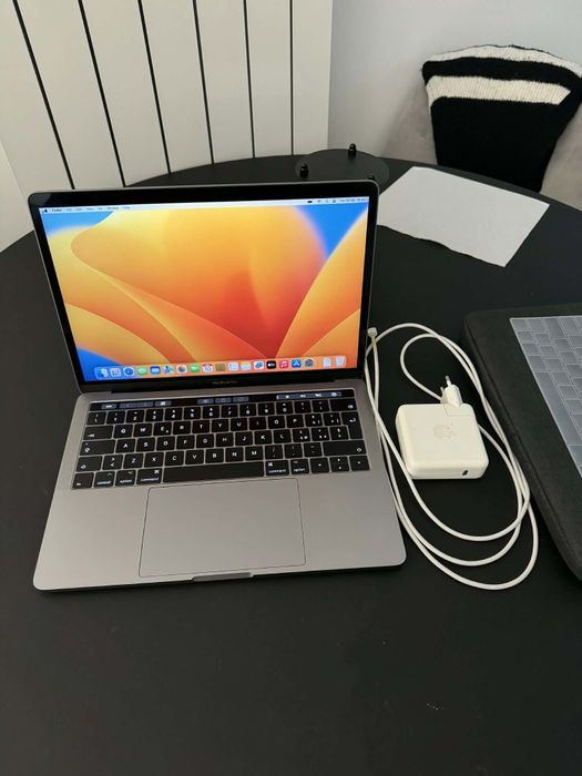 Macbook pro cu touchbar