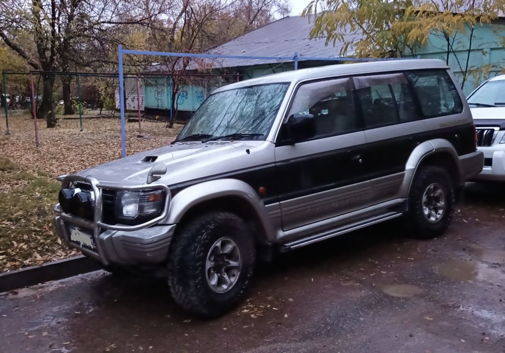 Автомобиль Мицубиси Паджеро -2