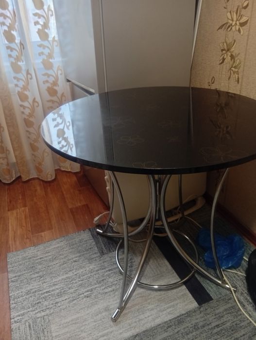 Продам срочно круглый стол.