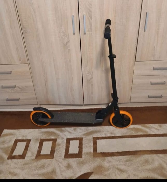 Trotinetă neagră