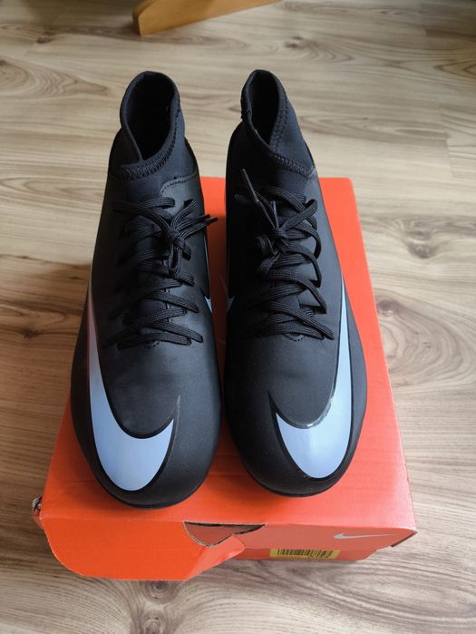 Два модела футболни обувки NIKE