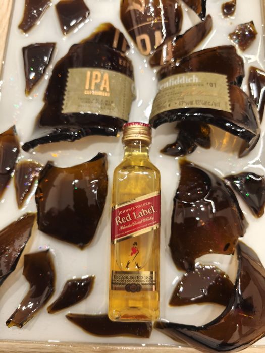 Картини с маркови бутилки