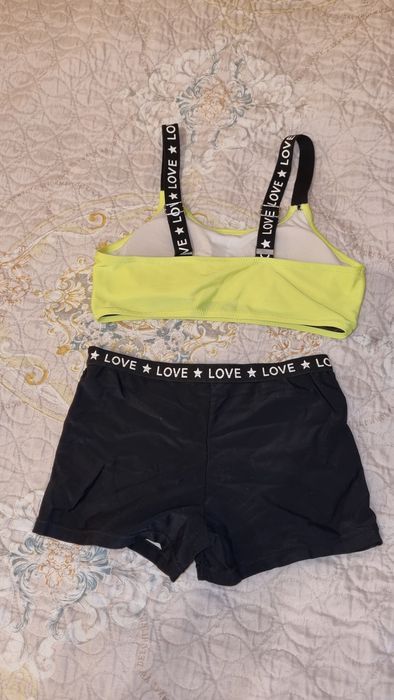 Продам купальники для девочек