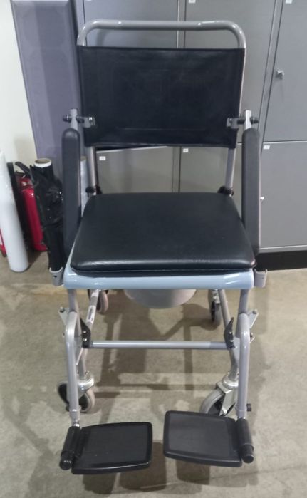 Cărucior cu toaletă bătrâni