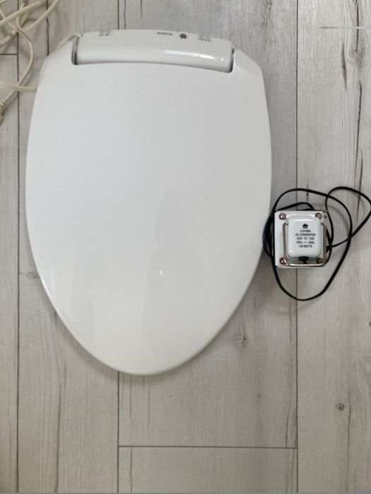 Тоалетна чиния подгряваща. Произведена в Корея.