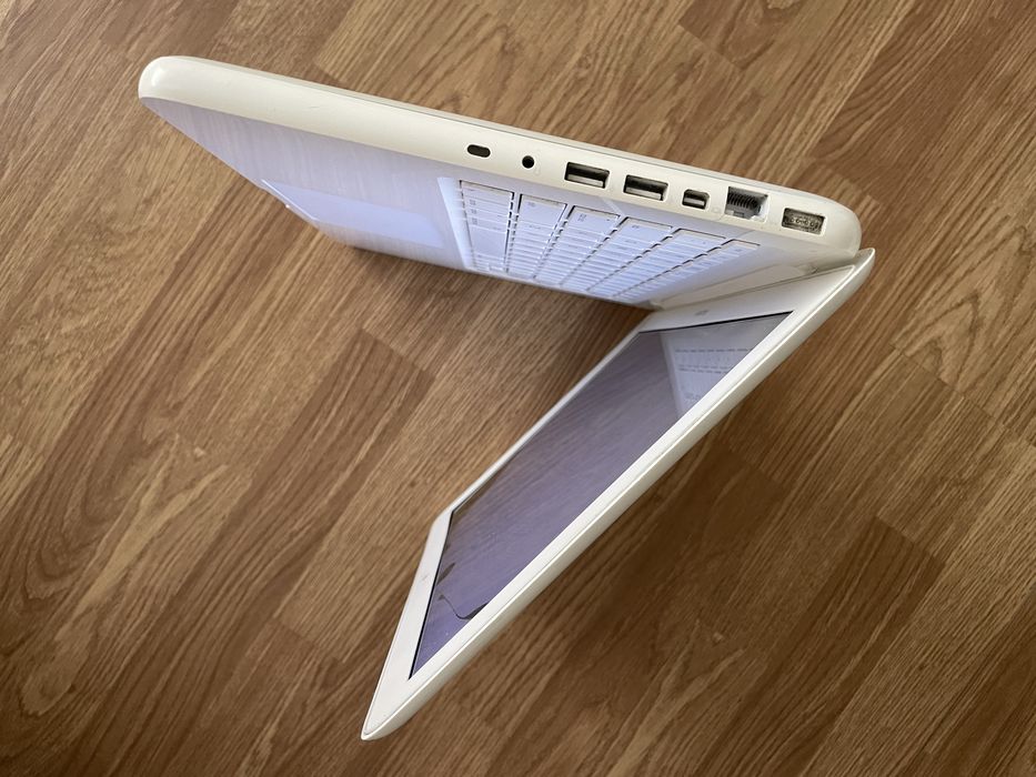 Laptop Apple MacBook model 2009/2010 are display spart pentru piese .Bateria buna ,4gb ram fără hard disc și încărcător