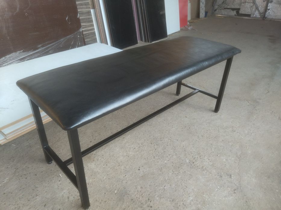 Кухонный стол четырьмя стульями. Диван зал ожидания трёхместный. Турон