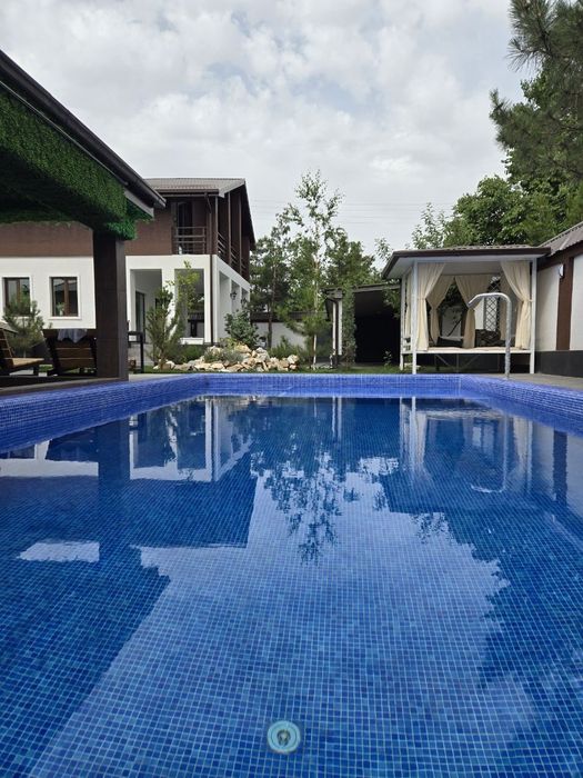 Продается свой новый дом-дача с зимним и летним бассейнами