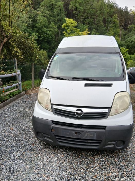 Dezmembrez Opel Vivaro motor 2.5 euro 4