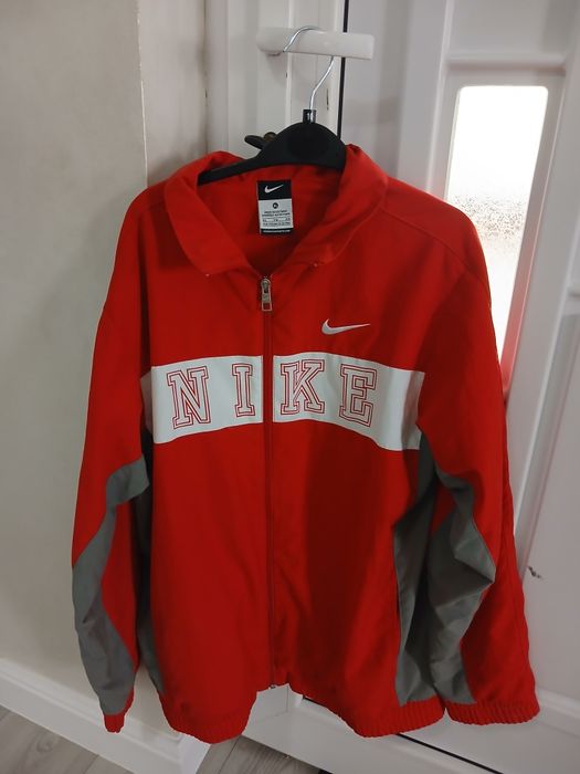 Jachetă Nike Roșie