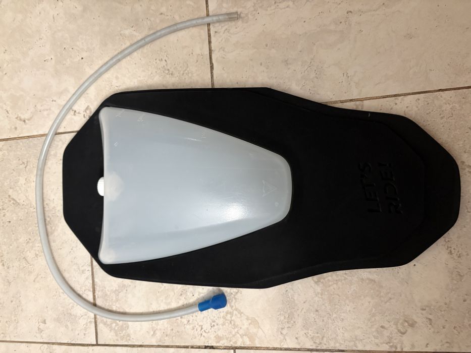 Vesta armura mtb Dainese Rival Pro cu hydration bag.