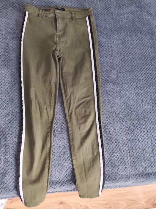 Дамски дънки цвят каки Bershka