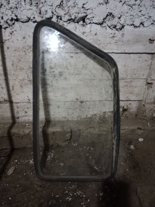 Авто стёкла с уплотнительной резинкой.