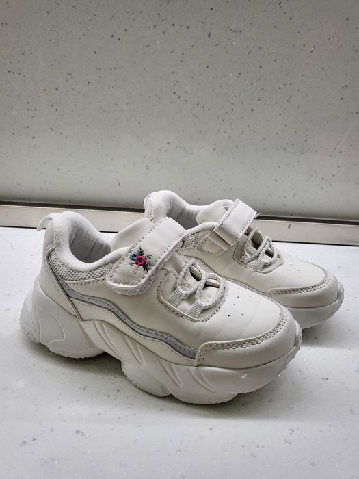 Олекотени маратонки