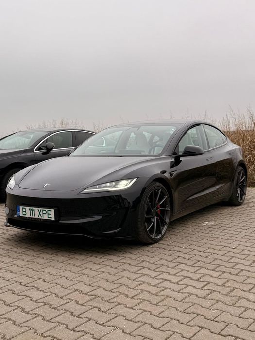 Tesla Model 3 Stare perfecta, pe societate.