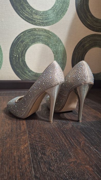 Продам туфли со стразами