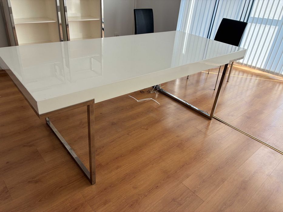 Бяла маса със столове от естествена кожа