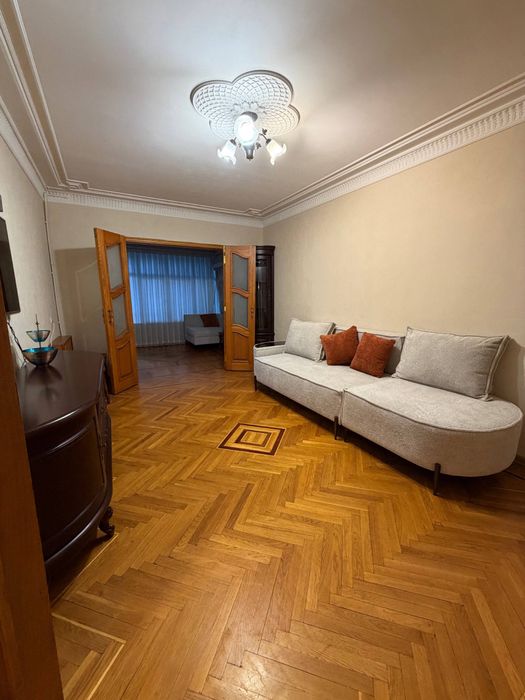 Аренда квартира ул. Садыка Азимова 4/2/4 100 м2