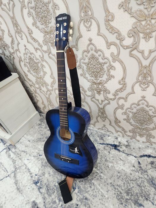 Yangi Xolatda Gitara Sotiladi.