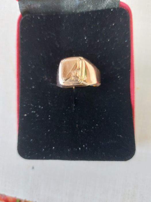 Vând doua ghiuluri aur 14 karate pentru barbati.arata f.bine barbatesc