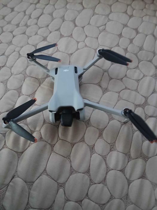 Продавам дрон DJI MINI 3