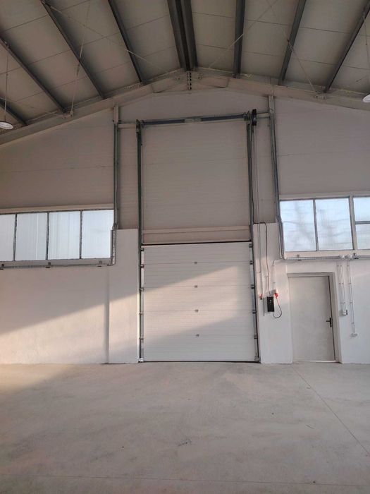 Inchiriez hala si spatiu comercial