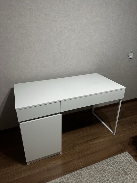 Белый учебный стол