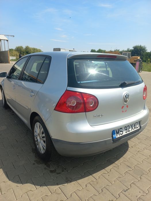 Vând golf 5 cu motor defect
