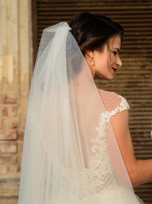 Vand rochie mireasa alb ivoire cu trena, voal scurt si lung, nasturei