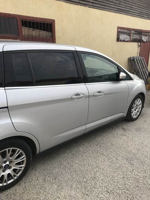 Vand Ford Grand C max 2011 ,5locuri. Proprietar,fiscal pe loc.Masina nu are martori aprinsi,revizii la timp,clima functionala.