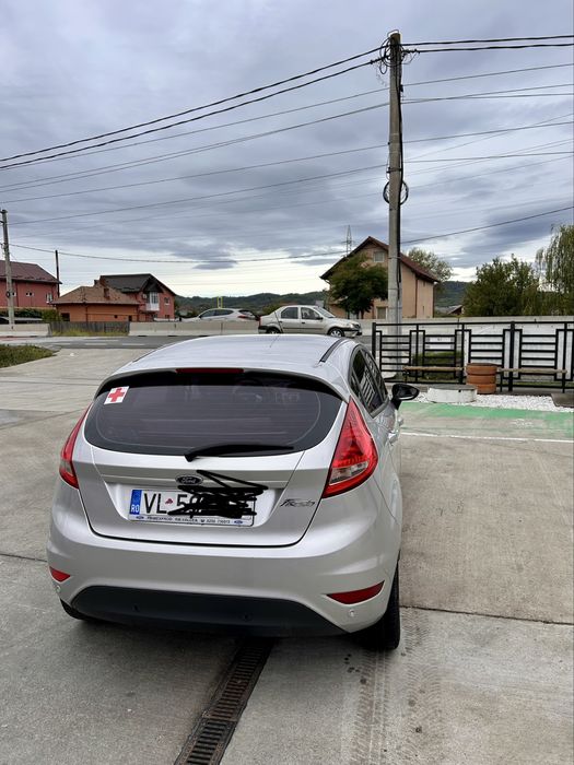 Vand Ford Fiesta GPL . 99000 km în creștere .