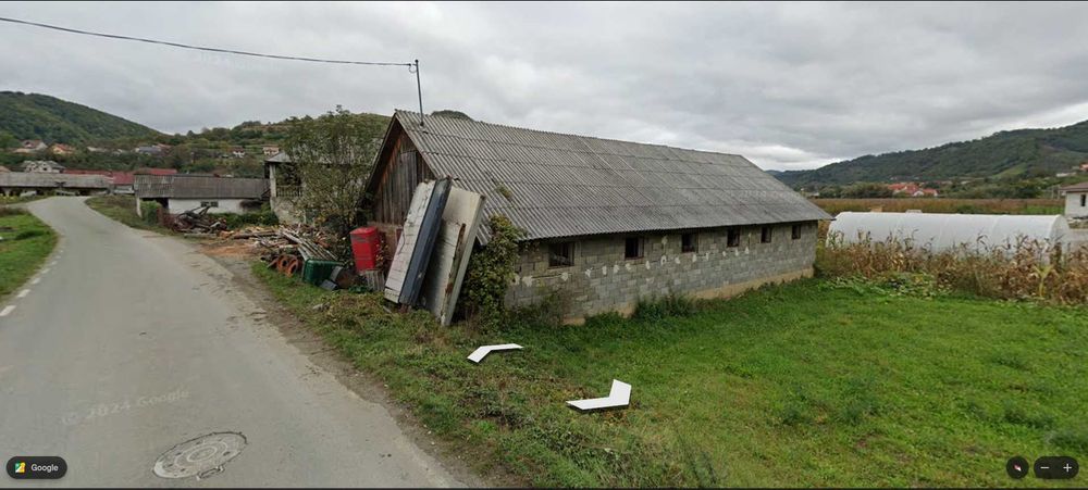 Teren 12 ari cu fost abator și grajd în Feldru