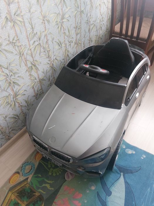 Продам детскую машину на аккумуляторе